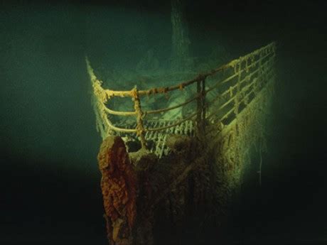 Ilustrácia zobrazujúca pár tancujúci pod vodou, inšpirovaná filmom Titanic