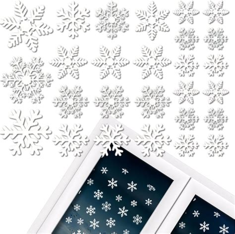 Zdobené vianočné okno s papierovými vločkami