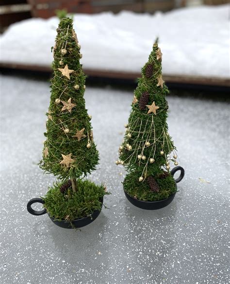 Aranžmán na štvorcovom svietniku s ihličím, šiškami a sviečkami