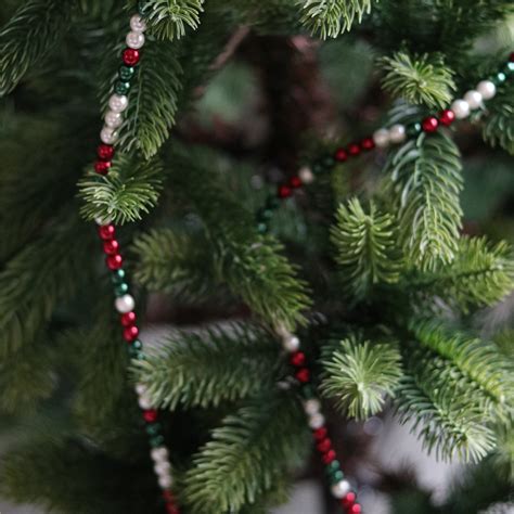 Kolekcia rôznych vianočných svietnikov zo sklenených nádob