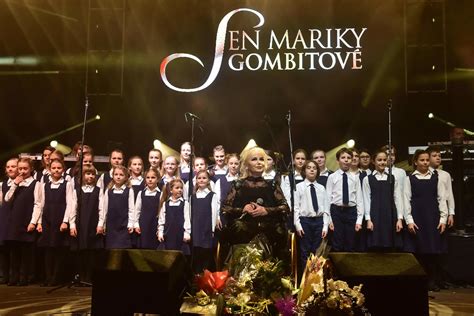 Tematické foto Mariky Gombitovej na pódiu počas vianočného koncertu