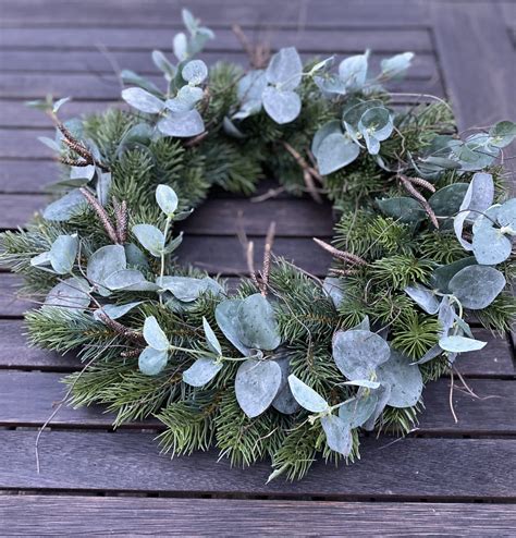 Fotka netradičného adventného venca (napr. z eukalyptu alebo sušených citrusov)