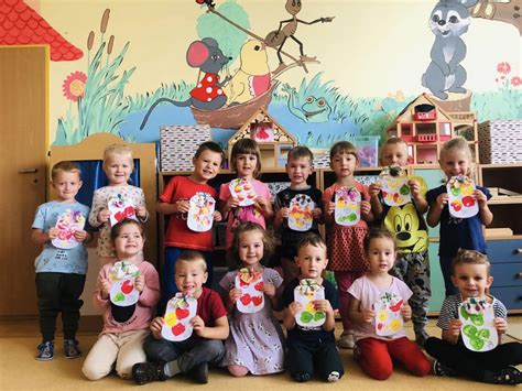 Ilustrácia letného slnečného dňa s úrodou