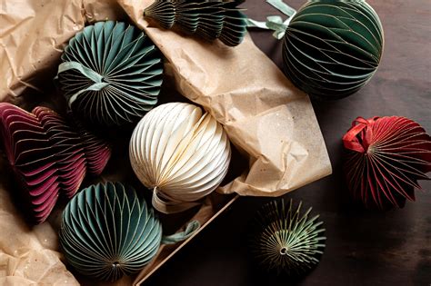 Dobová fotografia žien vyrábajúcich vianočné ozdoby