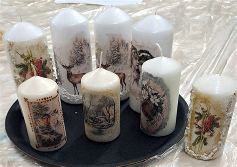 Ukážka rôznych DIY vianočných darčekov, vrátane sviečok, šperkov a maľovaných plátenných tašiek.