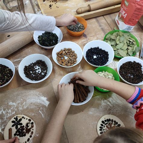 Fotografia detí, ktoré sa spoločne s rodičmi venujú vianočnému tvoreniu a vyrábajú ozdoby.