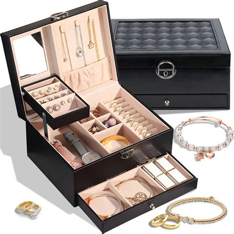 Šperkovnica s rôznymi druhmi šperkov.