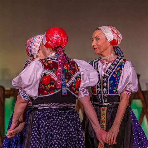 Tematická fotografia festivalu valaskej kultúry so zameraním na tradičné kroje a folklórne vystúpenia