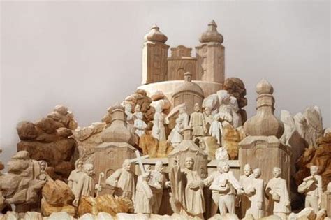 Ilustrácia slovenského betlehemu s červenou dominantou