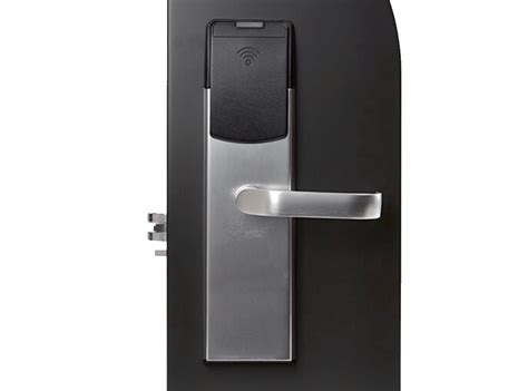 Ilustrácia procesu odomykania dverí pomocou RFID čipu.