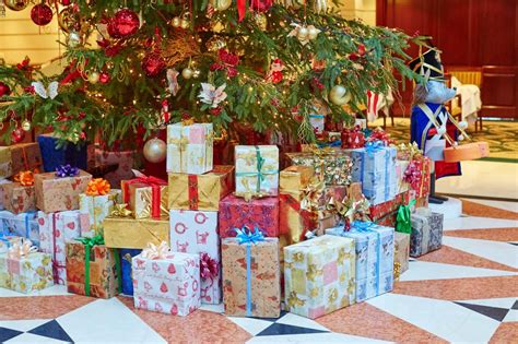 Rodina si vyberá darčeky pod vianočným stromčekom