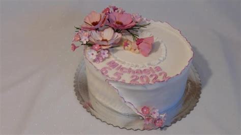 Elegantná poschodová torta na krstiny pre dievčatko zdobená jemnými kvetmi a marcipánovými detailmi v pastelových farbách