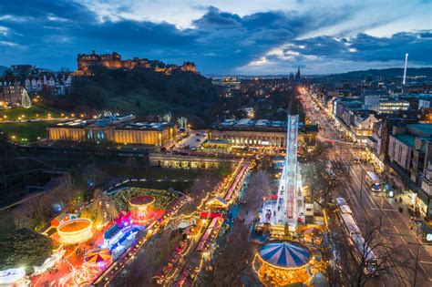 Fotografia pochodu s fakľami v Edinburghu počas Hogmanay
