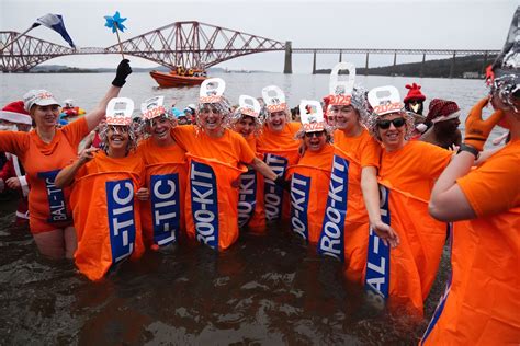 Skupina ľudí v kostýmoch pri Loony Dook