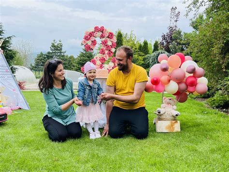 Fotografia šťastného dievčatka robiaceho prvé krôčiky