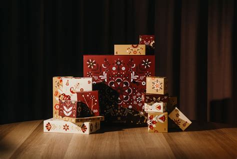 Zátišie s ručne vyrobeným adventným kalendárom s vianočnou dekoráciou