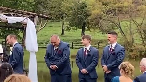Zväzovanie rúk (Handfasting) počas svadobného obradu v Škótsku s tartanovými stuhami