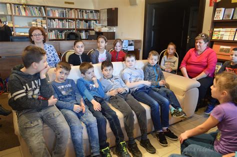 ilustračná fotografia detí v knižnici pri čítaní rozprávok