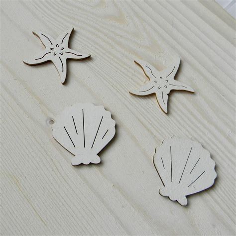 Materiály na výrobu morského venca: korpus, lano, mušle, hviezdice, kotva, tavná pištoľ