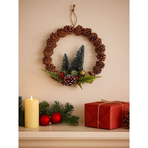 Veniec s aplikovanými morskými prvkami a námorníckymi uzlami