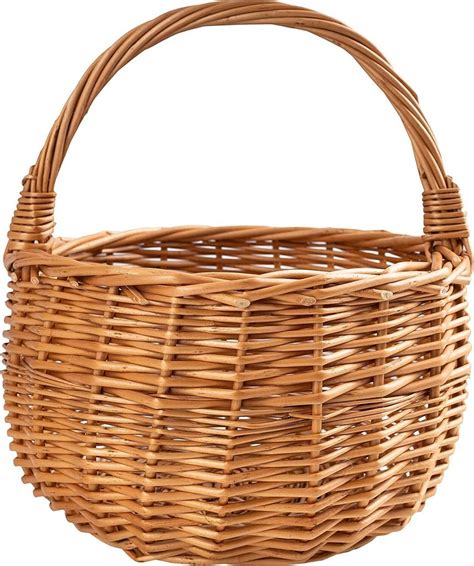 Detailný záber na ručne pletený prútený košík s prírodnou textúrou