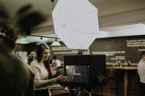Fotka zábavného fotokútika s rekvizitami