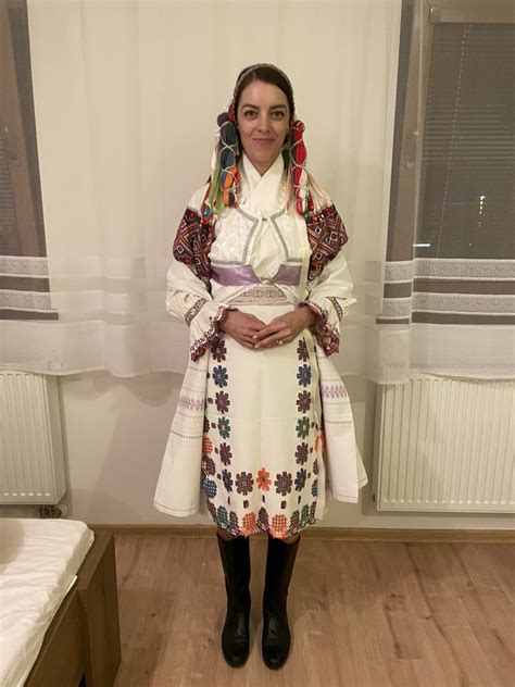 Detail čepčenia nevesty s tradičným vencom a čepcom