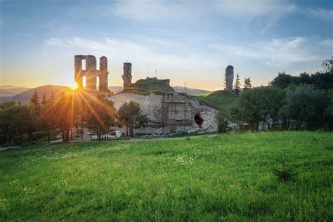 Pohľad na zrúcaninu hradu Plaveč z diaľky