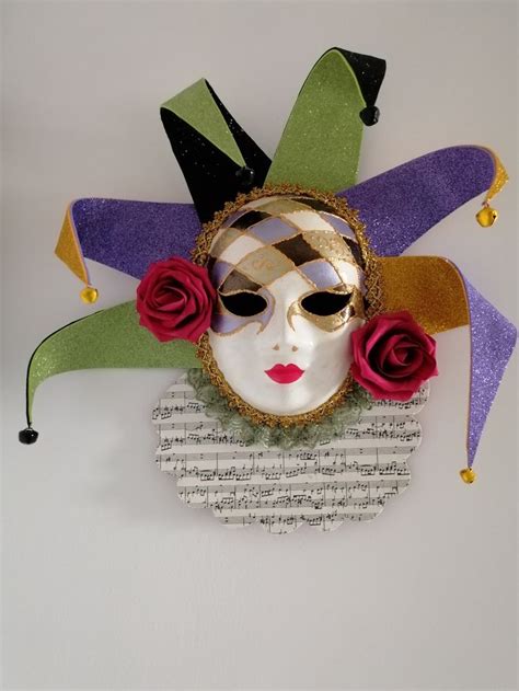 Detailne zdobené benátske masky rôznych typov