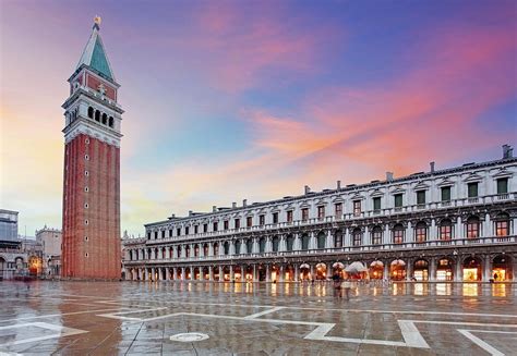 Námestie svätého Marka plné masiek a kostýmov