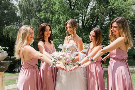 Ilustračné foto: Nevesta s družičkami držiacimi sviečky počas svadobného obradu