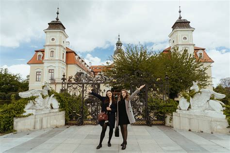 Fotokoláž interiérov historických kaštieľov a vonkajších svadobných priestorov v parku.