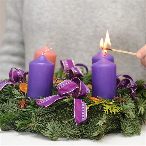 Schéma adventného venca so štyrmi sviecami a jeho symbolika v kresťanskom kontexte