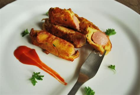 Hotové, zlatisté párky v cestíčku pripravené na servírovanie