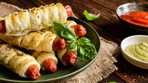 Párky obalené v lístkovom ceste pred pečením