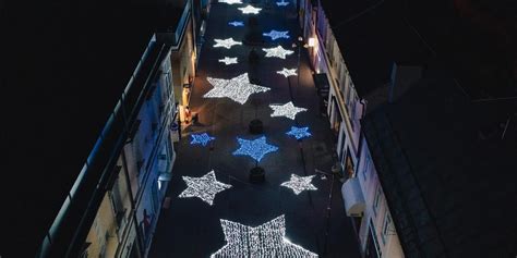 Detail vianočnej výzdoby na ulici s farebnými svetlami a 3D hviezdami