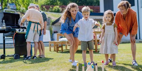 Deti sledujú film na záhrade pri vonkajšom kine