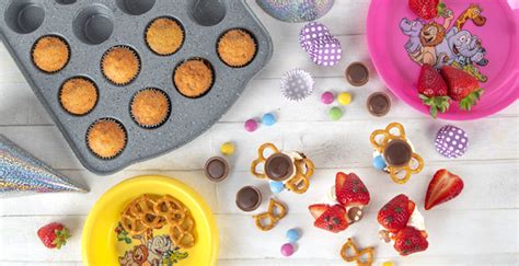 Deti si zdobia svoje muffiny na narodeninovej párty