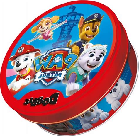 Stôl s tematickými taniermi a pohármi s motívom Tlapkovej patroly