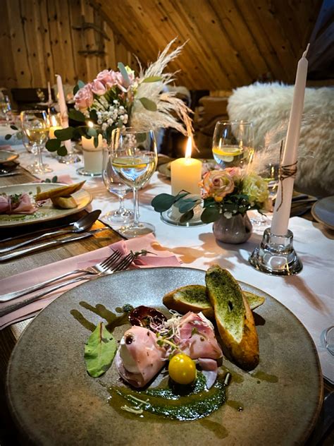 Romantické stolovanie s fľašou vína a sviečkami