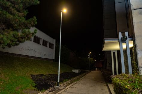 Svetelné dekorácie na stĺpoch verejného osvetlenia v Podunajských Biskupiciach