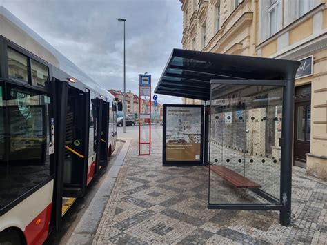 Vianočne vyzdobená zastávka MHD na Dolných Honoch