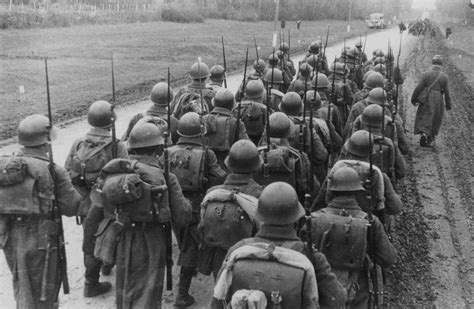 Dobová ilustrácia trhu počas vojnového nedostatku a prídelového systému