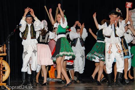 Ilustrácia zobrazujúca rôzne slovenské ľudové zvyky počas roka.