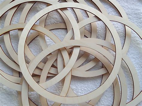 Rôznorodé korpusy vencov: slamenné, polystyrénové, prútené, drevené kruhy a drôtené základy.