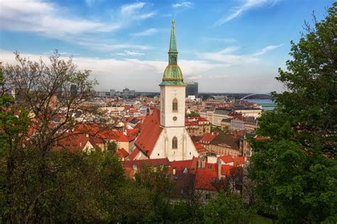 Panoráma Bratislavského hradu a Dómu svätého Martina