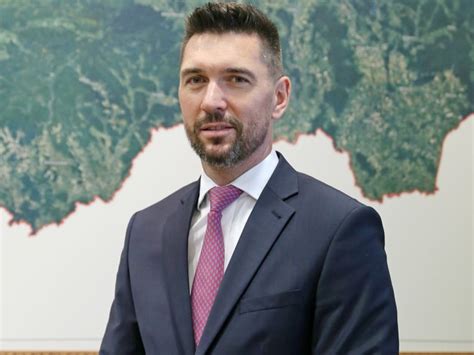 Minister pôdohospodárstva a rozvoja vidieka SR Richard Takáč (Smer) počas príhovoru na pietnom akte kladenia vencov na Námestí SNP v Bratislave