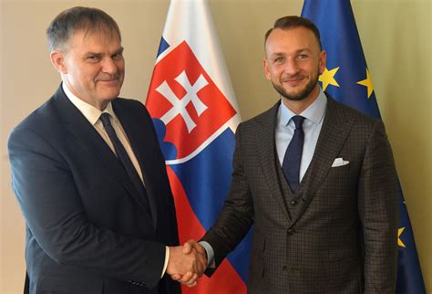 Členovia vlády SR (minister vnútra SR Matúš Šutaj Eštok, minister pôdohospodárstva a rozvoja vidieka SR Richard Takáč, minister spravodlivosti SR Boris Susko) počas pietneho aktu kladenia vencov na Námestí SNP v Bratislave