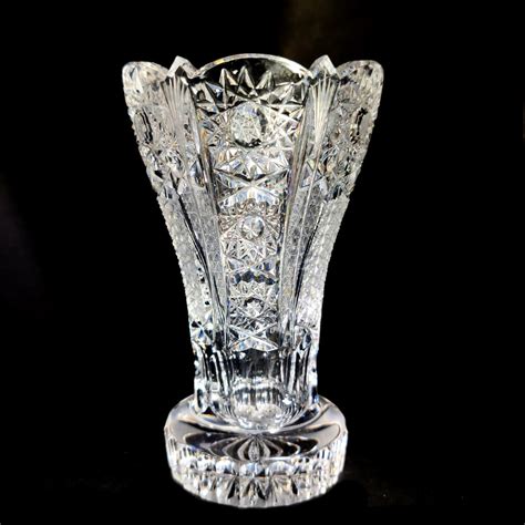 Detailný záber na ručne brúsený vzor krištáľového svietnika zobrazujúci precíznu prácu majstra brúsiča.