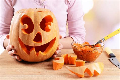 Halloweenska tekvica s vyrezanou tvárou